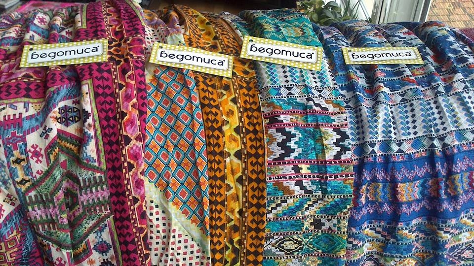 Los pantalones anchos y estampados característicos de Begomuca